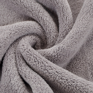 <span class=keywords><strong>Serviette</strong></span> de Bain Carrée de Luxe en Velours Corail Épais et Doux, Anti-Microbienne, <span class=keywords><strong>Séchage</strong></span> <span class=keywords><strong>Rapide</strong></span>, avec Logo Brodé Floral, Non-Pelucheuse - Product Image 3