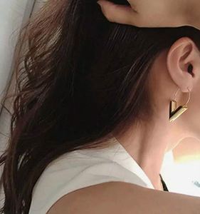 Boucles d'oreilles tendance en promotion, style simple en métal, en forme de lettre V, pour femme, idéal comme cadeau - Product Image 2