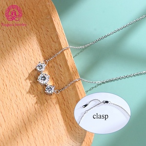Collar con colgante de moissanita de <span class=keywords><strong>3</strong></span> piedras de corte brillante redondo elegante collar de moissanita de Plata de Ley 925 de alta calidad para regalos - Product Image 3
