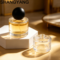 Flacon de parfum rond personnalisé de 50 ml avec pulvérisateur à pompe, flacon de parfum en verre élégant et luxueux à fond épais avec boîte