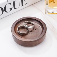 Plateau rond en bois de noyer pour bagues, plateau à bagues de mariage, plateau à bijoux en bois pour les couples, cadeau pour un anniversaire, Noël, un anniversaire de mariage
