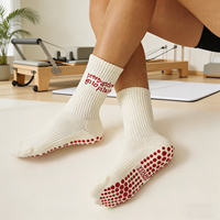 Chaussettes de Pilates antidérapantes pour femmes avec design personnalisé, chaussettes à grip tricotées pour le yoga et le Pilates, chaussettes de sport pour femmes