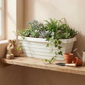 Pot de fleurs rectangulaire blanc robuste en plastique PP, forme bateau octogonal avec insert en maille pour drainage, idéal pour jardin extérieur et fenêtre - Product Image 6