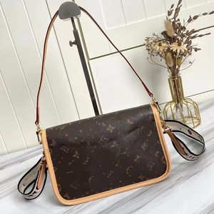 Sac à bandoulière/croisé pour femme en cuir véritable haut de gamme, matelassé, avec fermeture éclair, <span class=keywords><strong>sangle</strong></span> unique, surpiqûres et gaufrage - Product Image 1