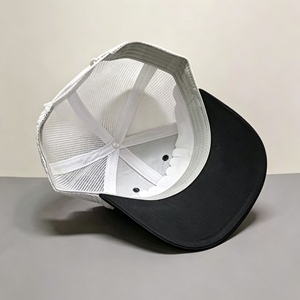 หมวกปักลายตามสั่ง สีดำขาว หมวกตาข่ายแบบ Trucker สำหรับฤดูร้อน หมวกกลางแจ้ง ระบายอากาศได้ดี หมวกเบสบอลแบบ Snapback สำหรับผู้ชายและผู้หญิง - Product Image 4