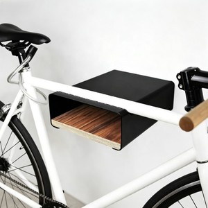 Support mural multifonctionnel moderne en métal noir robuste pour vélos, casques, clés, verrous et autres accessoires de rangement domestiques - Product Image 1