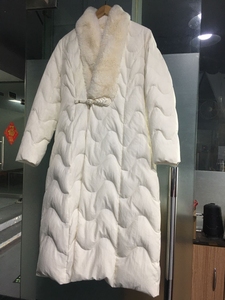 Manteau long en duvet blanc pour <span class=keywords><strong>femme</strong></span>, col en fausse fourrure, nœud grenouille fait main, matelassage ondulé, léger et chaud, manteau d'<span class=keywords><strong>hiver</strong></span> matelassé - Product Image 3