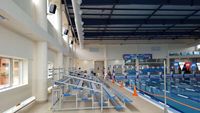 Tribune simple LD-3 en aluminium pour intérieur/extérieur avec sièges à 3 rangées, inclinables et roulants, pour gymnases et stades