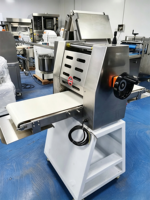 Machine automatique à laminer et à rouler la pâte pour croissants, pains et biscuits de boulangerie
