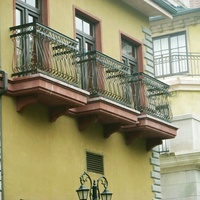 Grilles de balcon en fer forgé, design élégant, balustrades et rampes