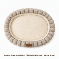 Lit de luxe pour animaux de compagnie Fancie en gros, ovale, en mousse orthopédique alvéolée, avec coussin de soutien en peluche, housse imperméable et patch en cuir, tailles S M L XL, OEM