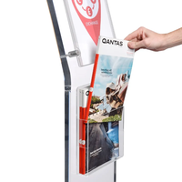 Affichage de signe debout de plancher acrylique clair sur mesure pour tenir le support de brochure de publicité de graphiques d'affiche A4