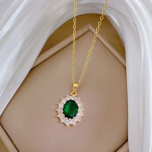 Collana con Ciondolo in Pietra Verde Ovale, Elegante Collana da Donna con Accenti Scintillanti - Product Image 1