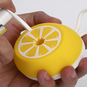 Brosse de bain en silicone citron avec réservoir de gel douche, outil de massage pour le corps sous la douche - Product Image 4