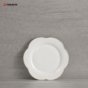 Fabricant, vente en gros, nouvelle conception, bols et assiettes élégants en forme de fleur, ensembles de vaisselle en céramique blanche embossée, allant au micro-ondes et au lave-vaisselle - Product Image 4