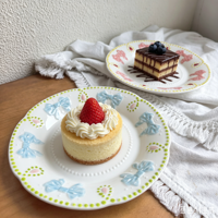 Assiette en céramique de 8 pouces peinte à la main avec nœud en relief, bord festonné, mignonne assiette à dessert ou à salade, vaisselle décorative pour la maison