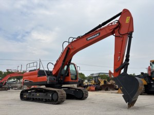 Excavatrice Doosan DX225 d'occasion, modèle 2023, 22 tonnes, excellent état, haute efficacité, machine durable, moteur, boîte de vitesses, pompe - Product Image 2