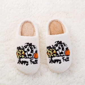 Pantoufles <span class=keywords><strong>Femme</strong></span> Dames Grossistes Personnalisé Maison Halloween pantoufles Design Peluche Hiver Maison floue Pantoufles à Fourrure pour Femmes - Product Image 2