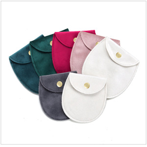 Pochette à bijoux ovale en velours avec bouton-pression pour le rangement des colliers de perles et des boucles d'oreilles - Product Image 2