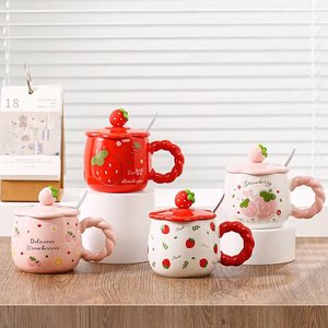 Direkt vom Hersteller Kreative 3D-Erdbeer-Muster Keramik-Kaffeetasse mit Deckel Mikrowellengeeignet Anpassbare Personalisierte Keramikbecher - Product Image 1