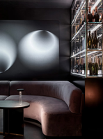 Modernes Luxus-Nachtclub-Möbelset: Geschwungenes Samt-Modulsofa und Barhocker-Set für Cocktail-Lounge