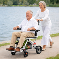 Fauteuil roulant durable et stable en acier au carbone avec roues alvéolées de 8 pouces, coussin respirant et paniers de courses pour fournitures d'établissements médicaux