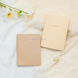 Cuaderno de bolsillo A6 de tapa blanda de cuero PU de gama alta, Mini cuaderno de bolsillo hecho en fábrica con logotipo de lámina de oro personalizado - Product Image 4