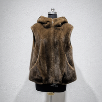 Gilet sans manches en fausse fourrure marron personnalisé en polyester avec capuche et fermeture éclair sur le devant, poches obliques, idéal pour l'automne et l'hiver, style décontracté