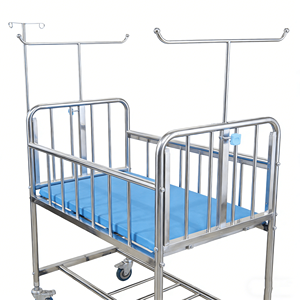 Premier fabricant de lits d'hôpital pour les commandes importantes |   Lit bébé mobile en acier inoxydable avec fonctionnalités complètes (IV, filet, rangement) - Product Image 4