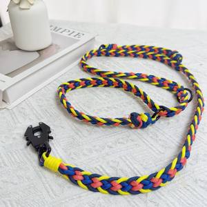 Laisse pour animaux de compagnie tressée à la main de qualité supérieure, colorée, en paracorde robuste avec <span class=keywords><strong>crochet</strong></span> pour des promenades élégantes - Product Image 1