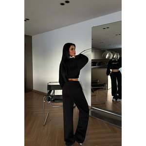 Ensemble 2 pièces pour femmes à imprimé floral noir, haut à capuche et bas amples pour la saison hivernale - Product Image 1