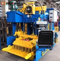 Machine de moulage de blocs creux en béton entièrement automatique à haute capacité pour pavés de bordure de routes municipales
