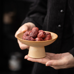Assiette à thé et à collation en céramique rétro chinoise, ronde, cuite au four, jaune, pour usage domestique - Product Image 3