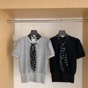 T-shirt Primaverile ILLIT Girl Group Minju, Stile Retrò Chic con Scollo a V, Stampa a <span class=keywords><strong>Pois</strong></span> e Maniche a Sbuffo - Product Image 6