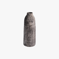 Vase de sol rustique balinais gris anthracite antique avec motifs aztèques et sculptures géométriques pour une décoration intérieure de style bohème tribal.