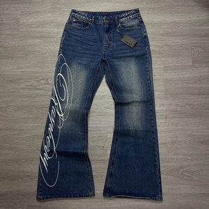 Pantalones Vaqueros Anchos Personalizados al por Mayor para Hombre con Estampado de Líneas Cursivas Blancas, Vaqueros Vintage Lavados, Corte Acampanado para Y2K - Product Image 1