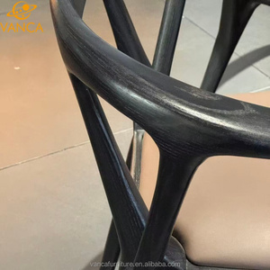 Sedia da Pranzo Nordica in Legno Massello con Braccioli e Cuscino Imbottito in Vera Pelle, Finitura in Lacca Nera - Product Image 6