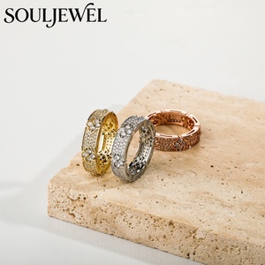 แหวนฮิปฮอป Souljewel Clover Band ชุบทองคำขาว 14K ประดับเพชรซิร์คอน ดีไซน์ซ้อนกัน หรูหรา สไตล์แร็ปเปอร์ สำหรับผู้ชาย ผู้หญิง ของขวัญ - Product Image 5