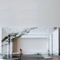 Décoration d'intérieur moderne, design élégant pour salon, foyer suspendu, manteau de cheminée en marbre Calacatta Viola