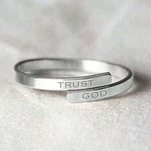 Bague enveloppante tendance 2026 en acier inoxydable gravée « Faith Inspired Trust God », bijou religieux pour anniversaire ou baptême - Product Image 3