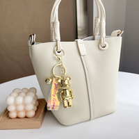 En gros Porte-clés en acrylique 3D : Couple d'ours agressifs, Pendentifs clochettes ours en peluche, Porte-clés de voiture, Ornements de sac, Porte-clés anime et dessin animé