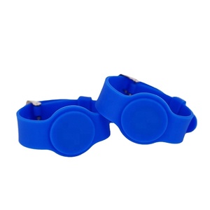 Pulseras RFID ajustables numeradas impermeables de silicona de goma promocionales al por mayor para casilleros de piscina de gimnasio - Product Image 1