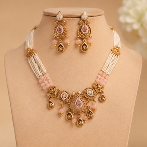 Ensemble de collier traditionnel en perles kundan avec pierres rose pâle, bijoux ethniques dorés pour mariages. - Product Image 1