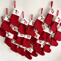 Chaussette de Noël en tricot rouge texturé, taille personnalisable 18 pouces, motif lettre distinctif, idéale pour bonbons, cadeaux et décorations de fêtes
