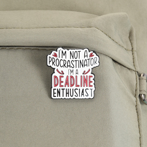 Épinglette en émail avec motif de chat amusant et message d'avertissement 'Date limite personnalisée imminente', pour ordinateur portable, bijou de mode, badge - Product Image 4