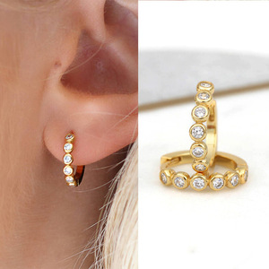 Orecchini a Cerchio Placcati Oro con Cristalli e Strass Incastonati, Taglio Brillante Rotondo, Gioielli alla Moda per Donne - Product Image 1