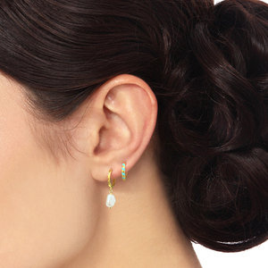 ROXI orecchini di perle d'acqua dolce elegantemente barocche orecchini a cerchio Huggie in argento 925 placcato oro 18 carati - Product Image 3