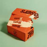 Boîtes d'emballage en carton ondulé de luxe avec gaufrage, pelliculage mat, logo personnalisé et doublure en mousse pour marques de mode streetwear haut de gamme