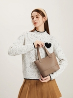 Pull en tricot moucheté à col rond avec patch cœur noir - Style décontracté et cool