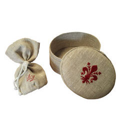 002 Mittelalterliche Box und Tasche mit Lilien- und Initialen-Stickerei - Product Image 1